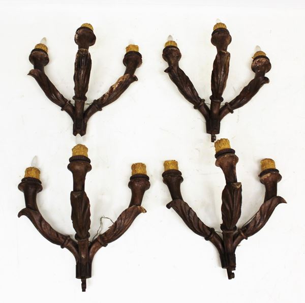 Quattro appliques, sec. XIX, in legno, tre bracci mossi  - Asta GIOIELLI, BENI D'ANTIQUARIATO E DIPINTI DAL XVII AL XX SECOLO - Poggio Bracciolini Casa d'Aste
