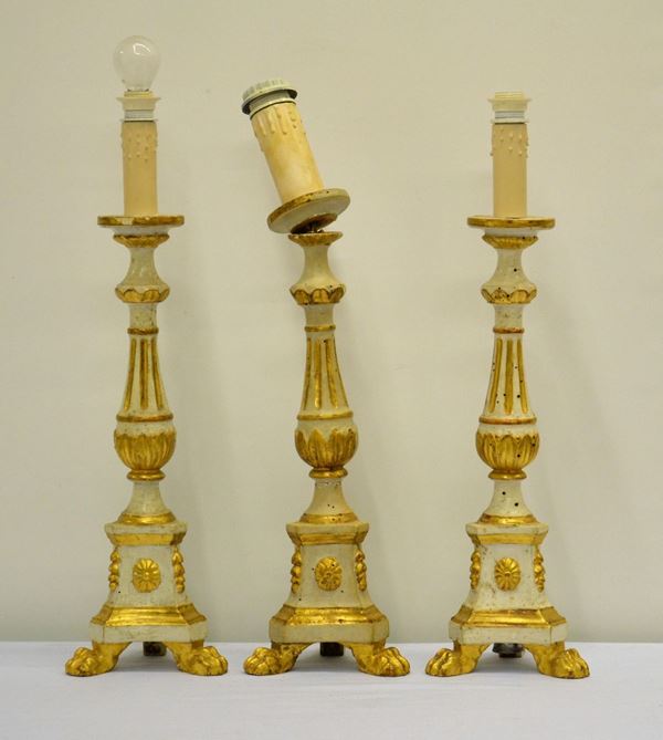 Serie di tre candelieri in legno laccato a&nbsp;&nbsp;&nbsp;&nbsp;&nbsp;&nbsp;&nbsp;&nbsp;&nbsp;&nbsp;&nbsp;&nbsp;&nbsp;&nbsp;&nbsp;&nbsp;&nbsp;&nbsp;&nbsp;&nbsp;&nbsp;&nbsp;&nbsp;&nbsp;&nbsp;&nbsp;  - Asta GIOIELLI, BENI D'ANTIQUARIATO E DIPINTI DAL XVII AL XX SECOLO - Poggio Bracciolini Casa d'Aste