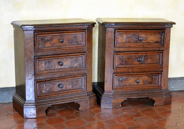 Coppia di comodini, stile 600, in noce,                                   