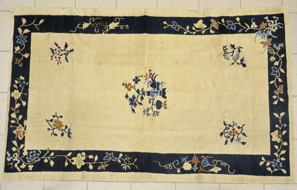 Tappeto Tianjin, inizi sec. XX, fondo beige  - Asta GIOIELLI, BENI D'ANTIQUARIATO E DIPINTI DAL XVII AL XX SECOLO - Poggio Bracciolini Casa d'Aste