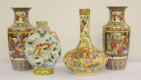 Bottiglia, due vasi e moon flask, Cina, sec. XIX,