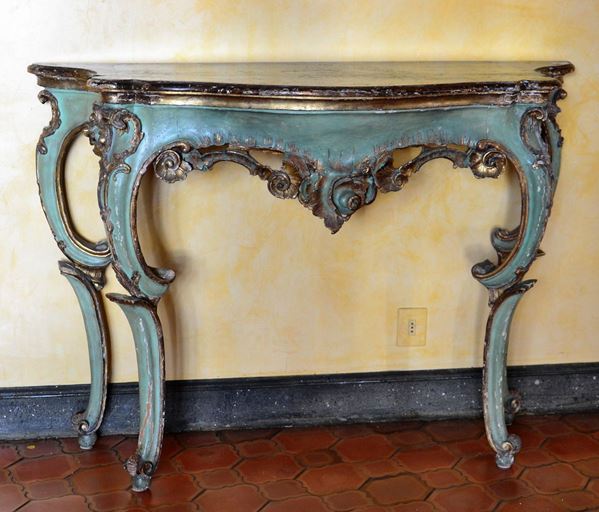 Consolle, sec. XVIII, in legno intagliato