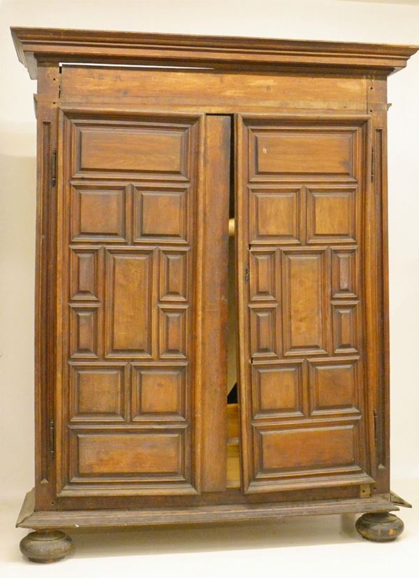 Armadio a due ante, Italia Settentrionale,  - Asta GIOIELLI, BENI D'ANTIQUARIATO E DIPINTI DAL XVII AL XX SECOLO - Poggio Bracciolini Casa d'Aste
