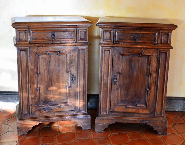 Coppia di comodini, sec. XX, in noce,                                     