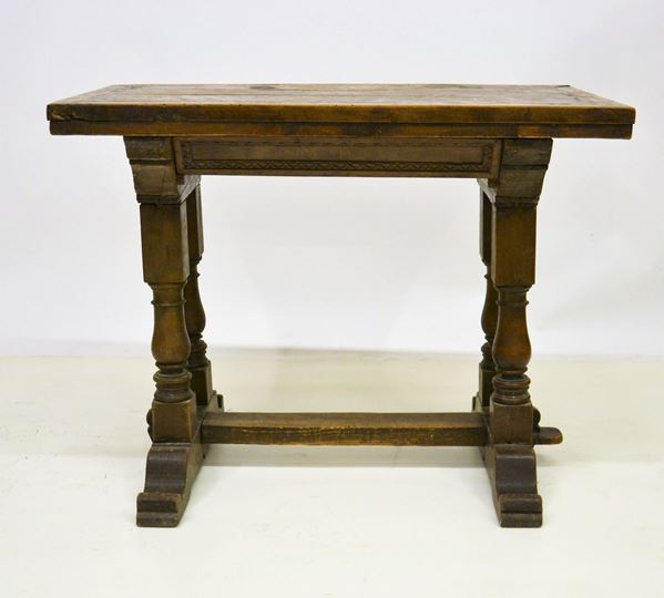 Tavolino, in noce, piano rettangolare  - Asta GIOIELLI, BENI D'ANTIQUARIATO E DIPINTI DAL XVII AL XX SECOLO - Poggio Bracciolini Casa d'Aste