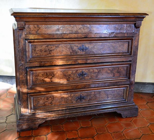 Cassettone, sec. XX, in noce e radica,  - Asta GIOIELLI, BENI D'ANTIQUARIATO E DIPINTI DAL XVII AL XX SECOLO - Poggio Bracciolini Casa d'Aste