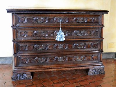 Cassettone, Lombardia, Sec. XVII, in Noce,