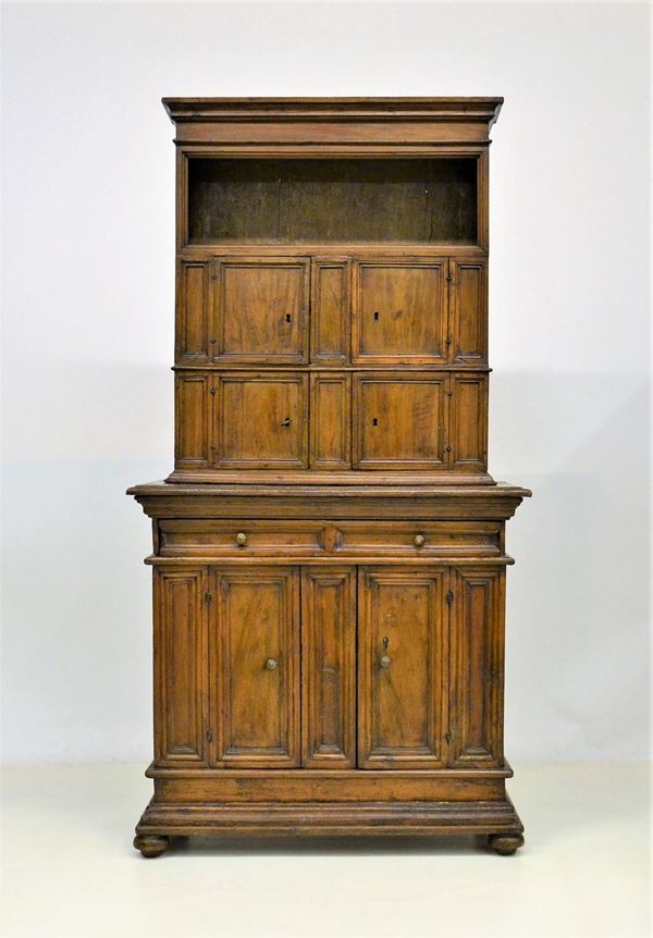 Stipo doppio corpo, in stile sec XVI, in noce,