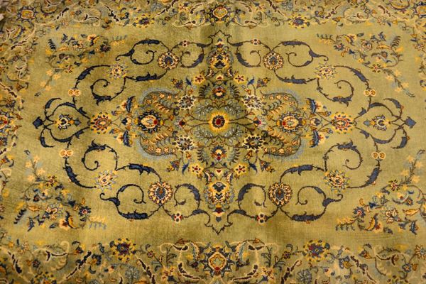Tappeto, sec. XX, fondo  - Asta GIOIELLI, BENI D'ANTIQUARIATO E DIPINTI DAL XVII AL XX SECOLO - Poggio Bracciolini Casa d'Aste