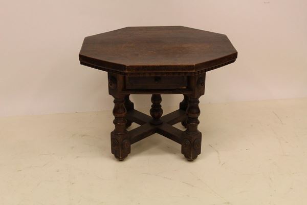 Tavolino stile Rinascimento, in noce,