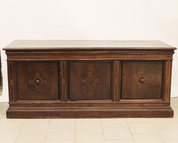Credenza da centro, sec. XIX, in noce,