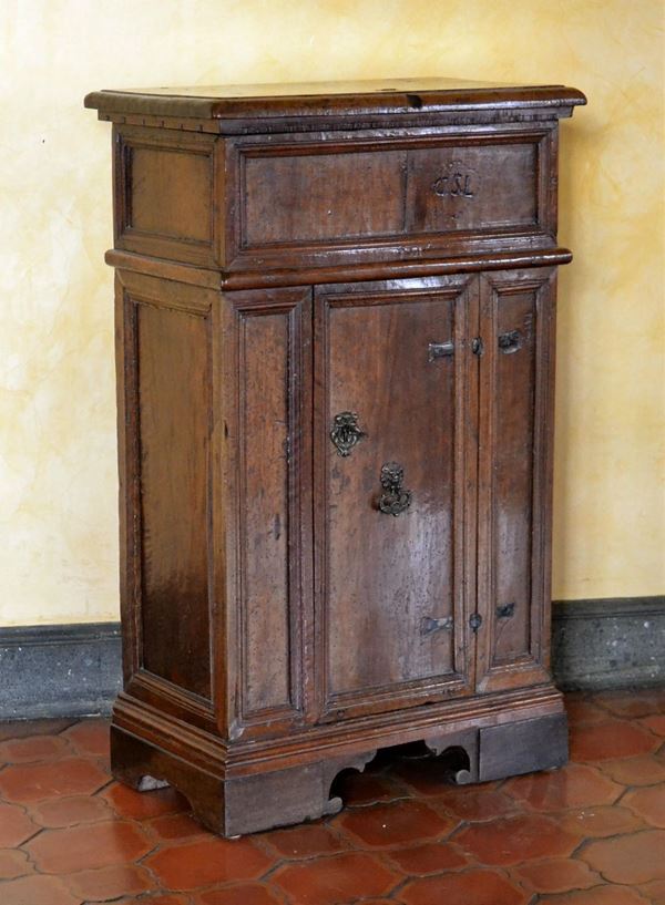 Piccolo stipo, sec. XVIII, in noce,