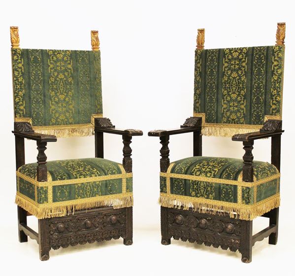 Coppia di scranni, in stile 500, in noce,
