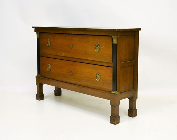 Cassettoncino, sec. XIX, in noce, a due cassetti,&nbsp;&nbsp;&nbsp;&nbsp;&nbsp;&nbsp;&nbsp;&nbsp;&nbsp;&nbsp;&nbsp;&nbsp;&nbsp;&nbsp;&nbsp;&nbsp;&nbsp;&nbsp;&nbsp;&nbsp;&nbsp;&nbsp;&nbsp;&nbsp;&nbsp;  - Asta GIOIELLI, BENI D'ANTIQUARIATO E DIPINTI DAL XVII AL XX SECOLO - Poggio Bracciolini Casa d'Aste