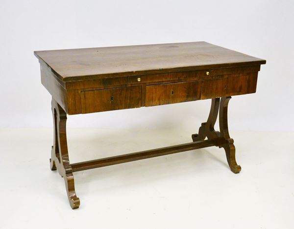 Scrivania, sec. XIX, in legno lastronato,&nbsp;&nbsp;&nbsp;&nbsp;&nbsp;&nbsp;&nbsp;&nbsp;&nbsp;&nbsp;&nbsp;&nbsp;&nbsp;&nbsp;&nbsp;&nbsp;&nbsp;&nbsp;&nbsp;&nbsp;&nbsp;&nbsp;&nbsp;&nbsp;&nbsp;&nbsp;&nbsp;&nbsp;&nbsp;&nbsp;&nbsp;&nbsp;&nbsp;