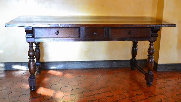 Grande tavolo, in stile 700, in noce,