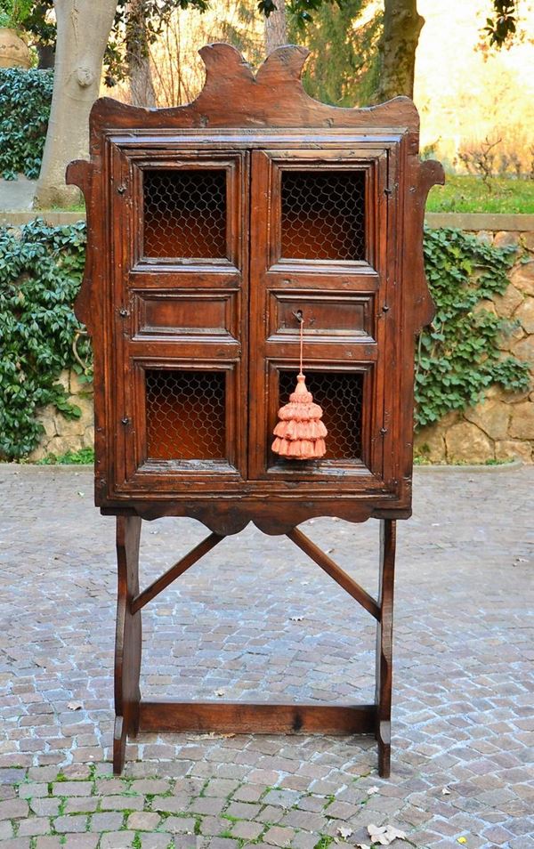 Libreria a due sportelli, cimasa sagomata,  - Asta GIOIELLI, BENI D'ANTIQUARIATO E DIPINTI DAL XVII AL XX SECOLO - Poggio Bracciolini Casa d'Aste