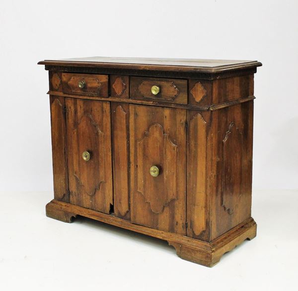 Credenza, sec. XVIII, in noce,  - Asta GIOIELLI, BENI D'ANTIQUARIATO E DIPINTI DAL XVII AL XX SECOLO - Poggio Bracciolini Casa d'Aste