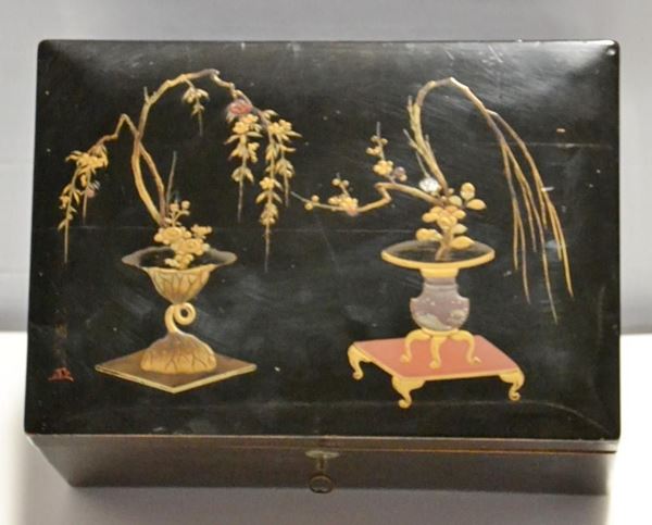 Scatola, Giappone, sec. XIX, in lacca con decori  - Asta GIOIELLI, BENI D'ANTIQUARIATO E DIPINTI DAL XVII AL XX SECOLO - Poggio Bracciolini Casa d'Aste