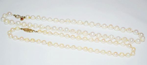 DUE COLLANE IN ORO, ARGENTO E PERLE                                       