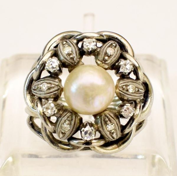 ANELLO IN ORO BIANCO, DIAMANTI E PERLA