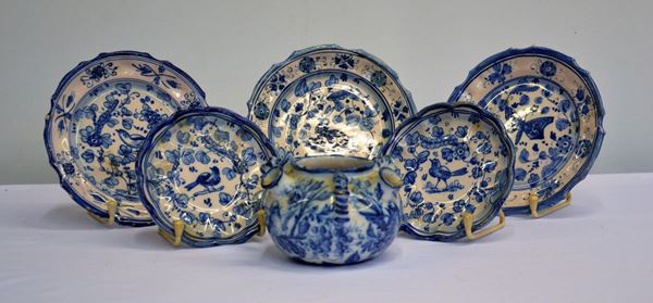 Tredici piatti ed un portafiori,  - Asta GIOIELLI, ARGENTI, DIPINTI E ARREDI D'ANTIQUARIATO - Poggio Bracciolini Casa d'Aste