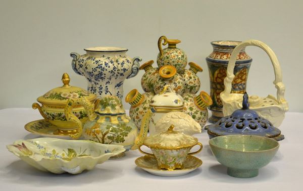 Dodici tra bottiglie, tazze, vasi,  - Asta GIOIELLI, ARGENTI, DIPINTI E ARREDI D'ANTIQUARIATO - Poggio Bracciolini Casa d'Aste