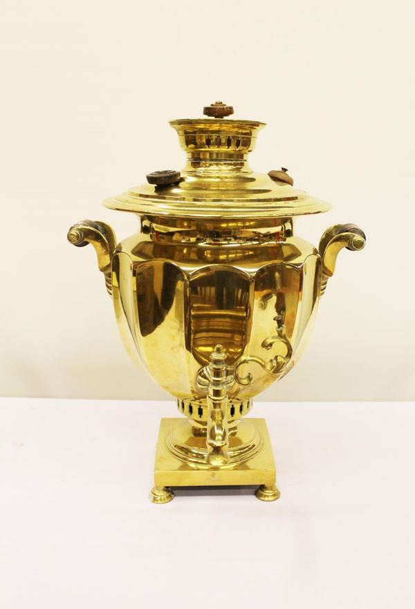 Samovar, Russia, sec. XIX, in ottone,&nbsp;&nbsp;&nbsp;&nbsp;&nbsp;&nbsp;&nbsp;&nbsp;&nbsp;&nbsp;&nbsp;&nbsp;&nbsp;&nbsp;&nbsp;&nbsp;&nbsp;&nbsp;&nbsp;&nbsp;&nbsp;&nbsp;&nbsp;&nbsp;&nbsp;&nbsp;&nbsp;&nbsp;&nbsp;&nbsp;&nbsp;&nbsp;&nbsp;&nbsp;&nbsp;&nbsp;&nbsp;