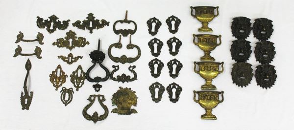 Lotto di maniglie, bocchette e decori&nbsp;&nbsp;&nbsp;&nbsp;&nbsp;&nbsp;&nbsp;&nbsp;&nbsp;&nbsp;&nbsp;&nbsp;&nbsp;&nbsp;&nbsp;&nbsp;&nbsp;&nbsp;&nbsp;&nbsp;&nbsp;&nbsp;&nbsp;&nbsp;&nbsp;&nbsp;&nbsp;&nbsp;&nbsp;&nbsp;&nbsp;&nbsp;&nbsp;&nbsp;&nbsp;&nbsp;&nbsp;