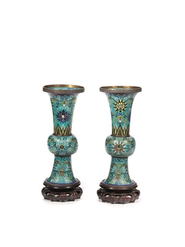 COPPIA DI VASI &quot;GU&quot; CLOISONNE' CINA, DINASTIA QING, SEC. XIX&nbsp;&nbsp;&nbsp;&nbsp;&nbsp;&nbsp;&nbsp;&nbsp;&nbsp;&nbsp;&nbsp;&nbsp;&nbsp;&nbsp;&nbsp;