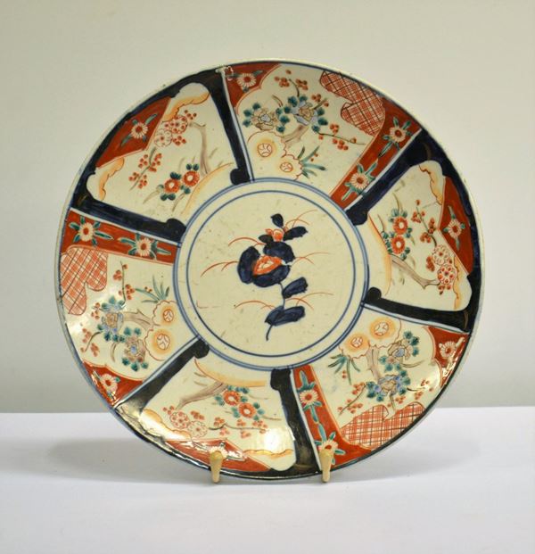 Grande piatto , Cina, secolo XX,  - Asta GIOIELLI, ARGENTI, DIPINTI E ARREDI D'ANTIQUARIATO - Poggio Bracciolini Casa d'Aste