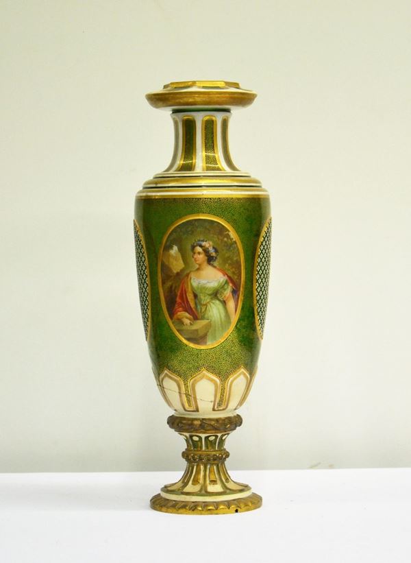 Vaso, sec. XX, a urna in vetro verde