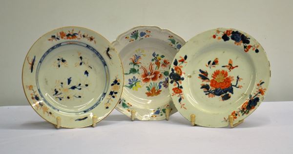 Tre piatti, sec. XIX, in porcellana