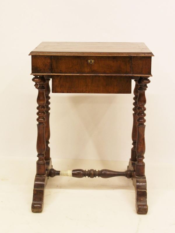 Tavolino da lavoro, sec. XIX, in noce,  - Asta GIOIELLI, ARGENTI, DIPINTI E ARREDI D'ANTIQUARIATO - Poggio Bracciolini Casa d'Aste