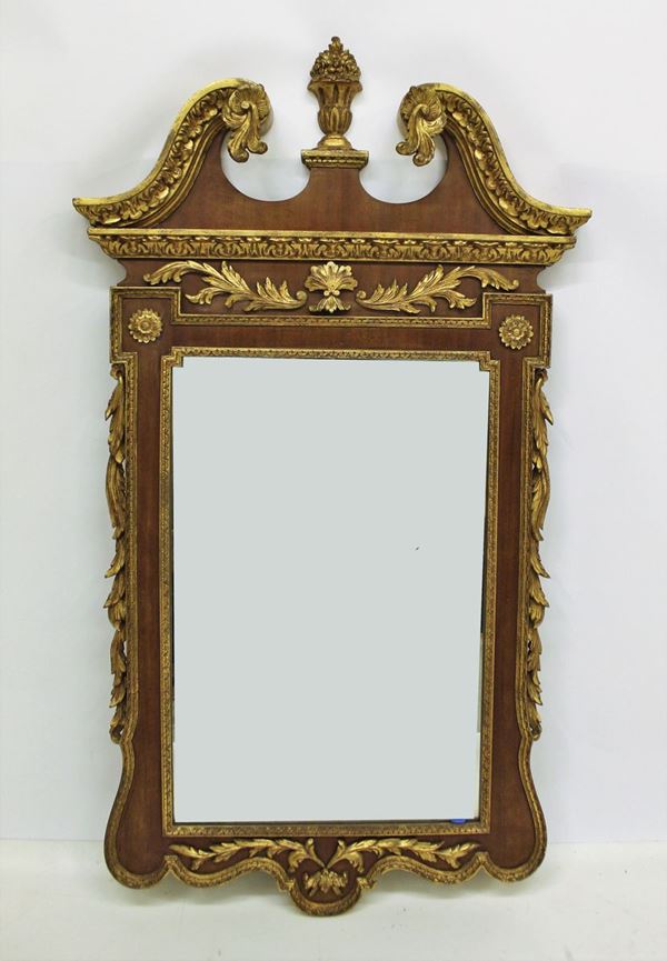 Specchiera, sec. XX, in mogano intagliato  - Asta GIOIELLI, ARGENTI, DIPINTI E ARREDI D'ANTIQUARIATO - Poggio Bracciolini Casa d'Aste
