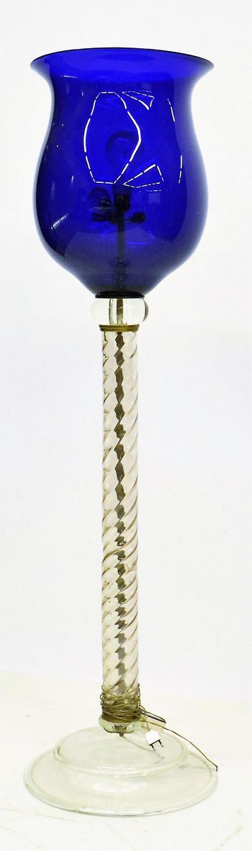 Lampada da terra, fine sec. XX, in vetro  - Asta GIOIELLI, ARGENTI, DIPINTI E ARREDI D'ANTIQUARIATO - Poggio Bracciolini Casa d'Aste