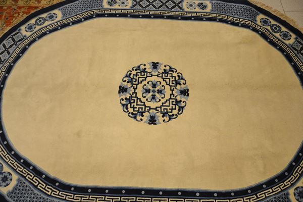 Tappeto, Pekino, sec. XX, fondo nei  - Asta GIOIELLI, ARGENTI, DIPINTI E ARREDI D'ANTIQUARIATO - Poggio Bracciolini Casa d'Aste