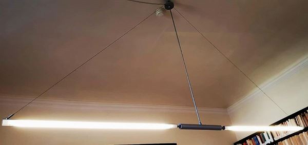 Tre lampadari da soffitto a neon,