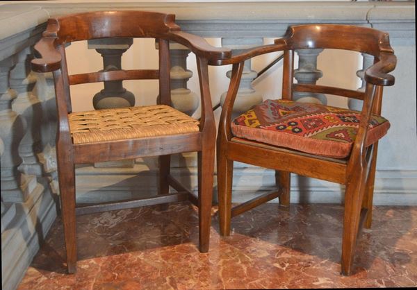 Due poltroncine in noce, sec. XIX,                                          - Asta GIOIELLI, ARGENTI, DIPINTI E ARREDI D'ANTIQUARIATO - Poggio Bracciolini Casa d'Aste