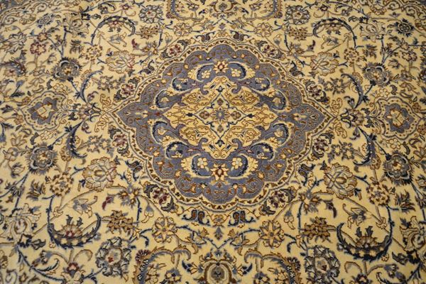 Tappeto persiano Nain, inizi sec. XX, campo a motivo  - Asta GIOIELLI, ARGENTI, DIPINTI E ARREDI D'ANTIQUARIATO - Poggio Bracciolini Casa d'Aste
