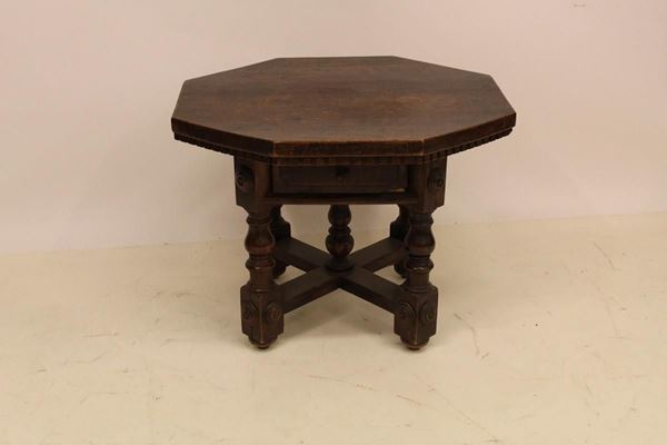 Tavolino stile Rinascimento, in noce,