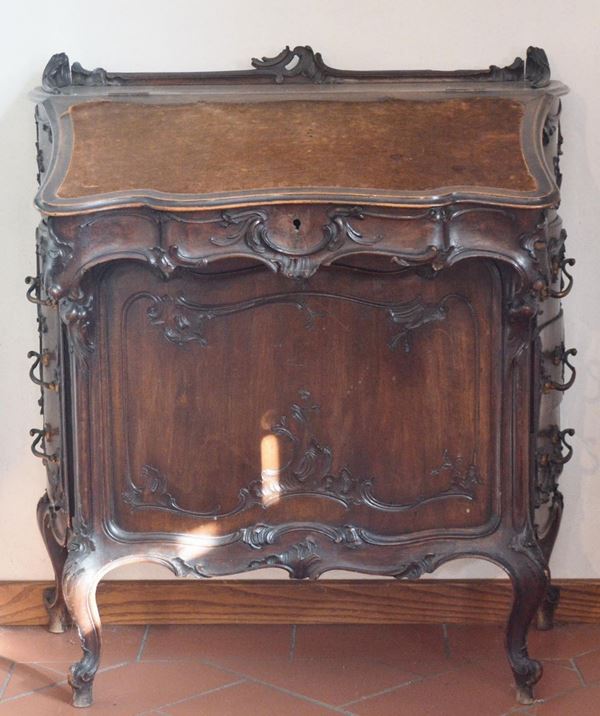 Scrittoio, inizi sec. XX, in noce intagliato,&nbsp;&nbsp;&nbsp;&nbsp;&nbsp;&nbsp;&nbsp;&nbsp;&nbsp;&nbsp;&nbsp;&nbsp;&nbsp;&nbsp;&nbsp;&nbsp;&nbsp;&nbsp;&nbsp;&nbsp;&nbsp;&nbsp;&nbsp;&nbsp;&nbsp;&nbsp;&nbsp;&nbsp;&nbsp;  - Asta GIOIELLI, ARGENTI, DIPINTI E ARREDI D'ANTIQUARIATO - Poggio Bracciolini Casa d'Aste