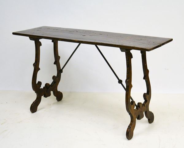 Piccola fratina, in stile 600, in noce,