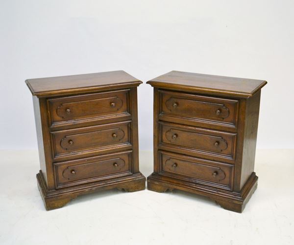 Coppia di comodini, in stile 600,