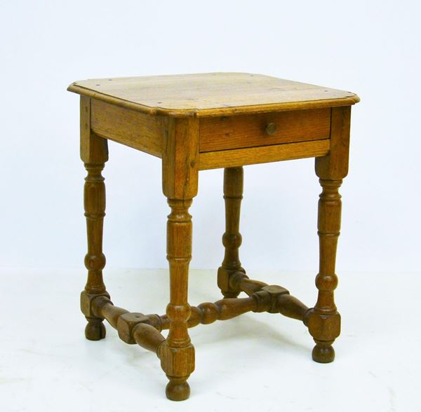 Tavolino, sec. XX, in rovere,  - Asta GIOIELLI, ARGENTI, DIPINTI E ARREDI D'ANTIQUARIATO - Poggio Bracciolini Casa d'Aste