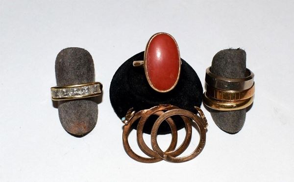 SEI ANELLI IN ORO GIALLO ,ORO BIANCO , CORALLO  - Asta GIOIELLI, ARGENTI, DIPINTI, ARREDI E OGGETTI D'ARTE - Poggio Bracciolini Casa d'Aste