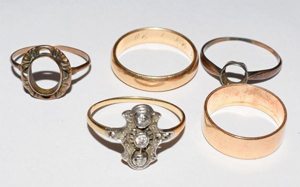 CINQUE ANELLI IN ORO E ORO A BASSO TITOLO