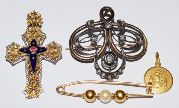 DUE PENDENTI E SPILLA DA BALIA IN ORO GIALLO, E  - Asta GIOIELLI, ARGENTI, DIPINTI, ARREDI E OGGETTI D'ARTE - Poggio Bracciolini Casa d'Aste