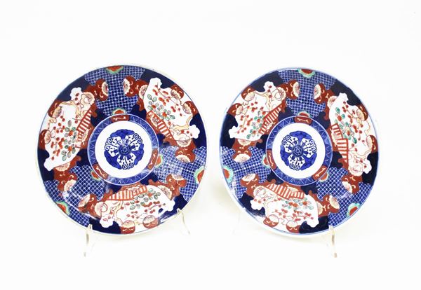 Coppia di piatti Imari, Giappone, sec. XIX,                               