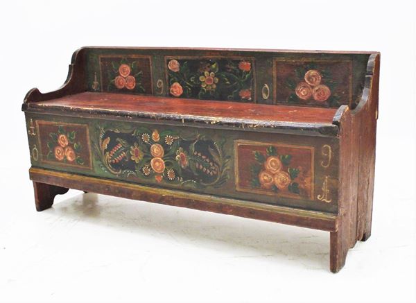 Panca, inizi sec. XX, in legno laccato in policromia,
